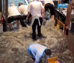 餐厅瞬间被淹
