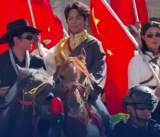 丁真骑马带队巡游理塘