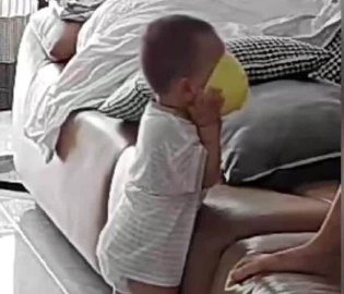 宝宝将碗埋脸上差点窒息