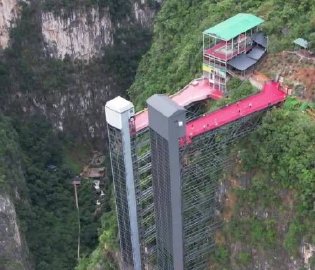 大山里的空中校车