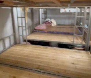 一中学78名学生住1间宿舍