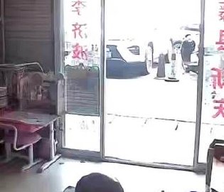 男子假扮残障人士乞讨