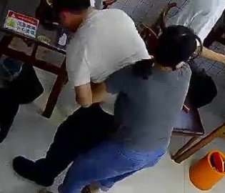 老板1分钟救回顾客