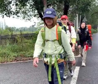 一家人徒步回老家