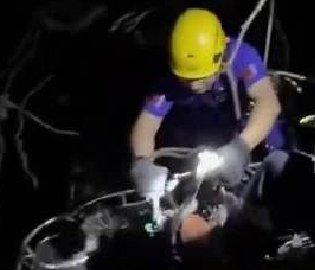 小伙捡无人机坠崖