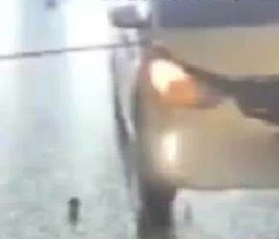 马路现钢丝绳拦道