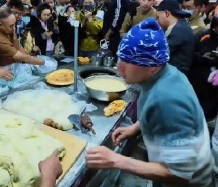 小伙打馕意外走红
