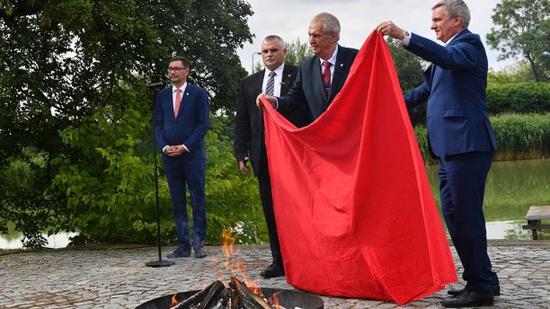 捷克总统焚烧红内裤羞辱记者：抱歉把你们弄得像白痴