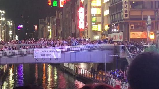 日本赢了！日本球迷排长队跳河庆祝