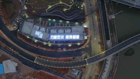 夜幕下的港珠澳大橋人工島變電站高空俯瞰圖