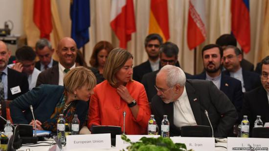 今年七月，欧盟主席施密德（左）、欧盟外交与安全政策高级代表莫盖里尼与伊朗外长扎里夫在奥地利参加会议