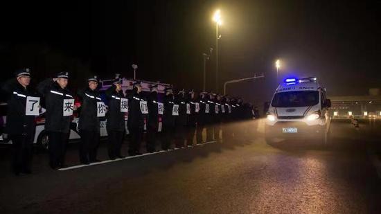 11月3日凌晨4点，肖俊京遗体被接回北京，与其共同战斗过的民警们自发组织起来迎接战友回京。 警方供图