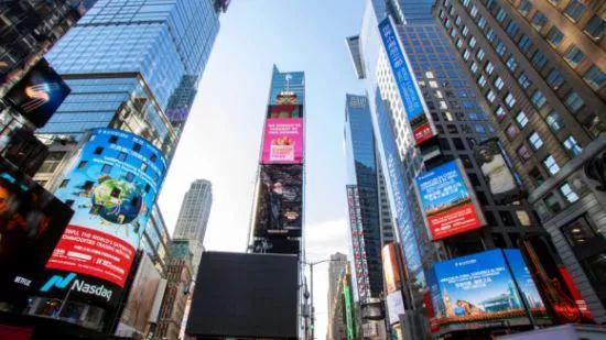图为美国纽约时代广场，义乌广告向世界发出“奇迹中国 商贸义乌 世界小商品之都”的声音