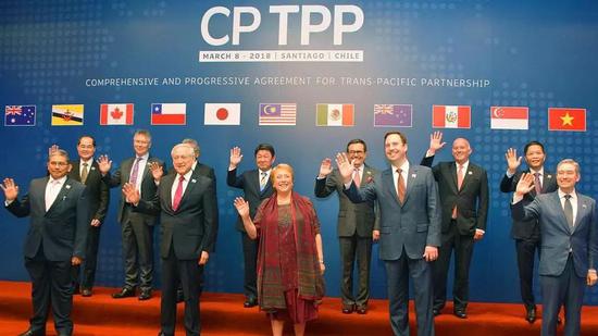 ▲当地时间2018年3月8日，智利圣地亚哥，11国代表举行《跨太平洋伙伴全面进展协定》（简称：CPTPP）签字仪式。  图片来源：视觉中国