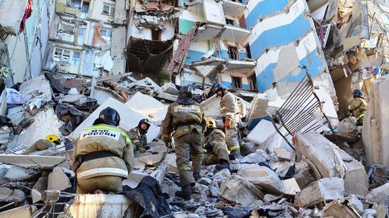 救援人员在废墟中救援。