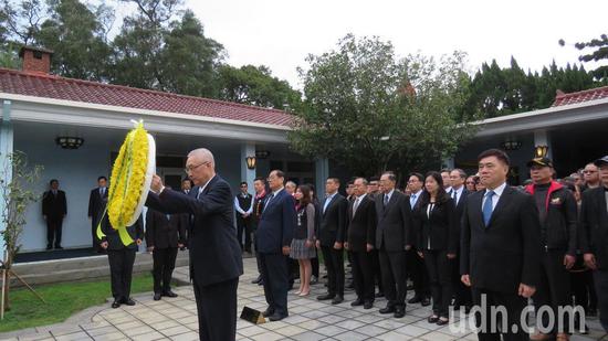 吴敦义在蒋经国逝世31周年纪念日鲜花（图片来源：台湾“联合新闻网”）