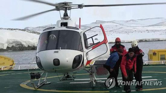 ▲1月23日，直升机将中国研究人员送上“全洋”号破冰船。（韩联社）