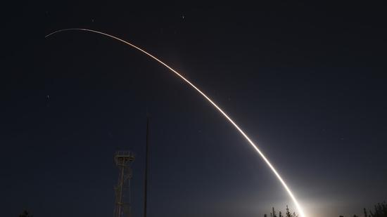 5日晚间“民兵-3”洲际导弹试射画面 图片来自RT