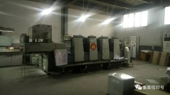 ▲崔善村印刷厂内的印刷机器。受访者供图
