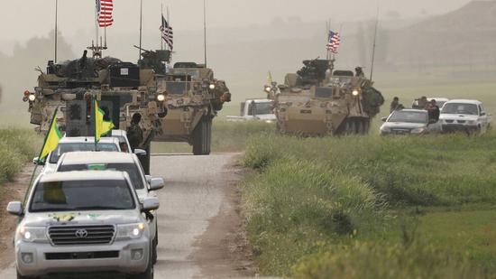 库尔德人带领一列美军车辆前进，图片来自路透社