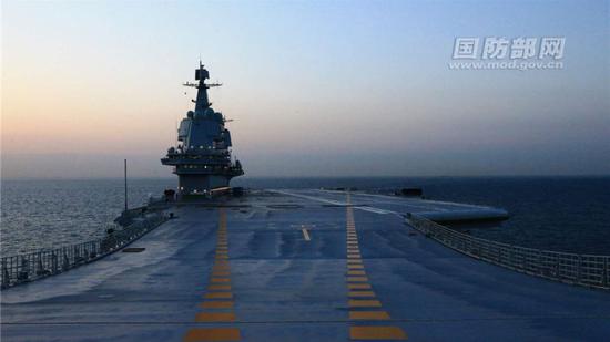 去年5月18日，我国第二艘航母完成首次出海试验任务，返抵大连造船厂码头。图/国防部网站