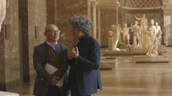 张力奋（左）对话卢浮宫古希腊与古罗马雕塑馆馆长卢多维奇-劳吉尔。