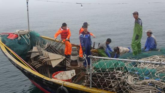  台海巡人员强行登检大陆渔船 本文图自“联合报”