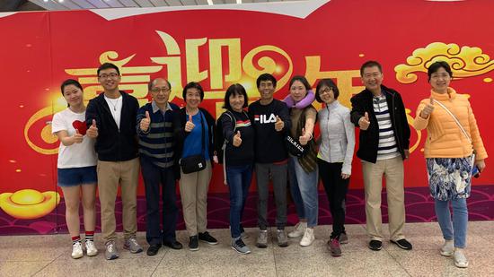 旅行团在上海浦东机场合影。受访者供图