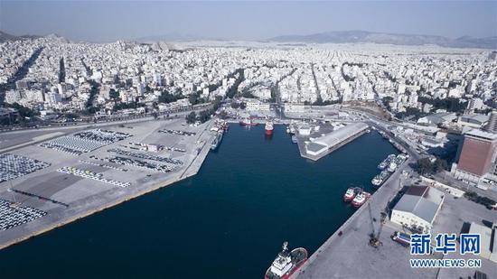 这是2017年5月3日拍摄的希腊比雷埃夫斯港汽车码头。比雷埃夫斯港地理位置优越，它是“21世纪海上丝绸之路”进入欧洲后的大港。 新华社发（帕诺斯·托马达基斯摄）