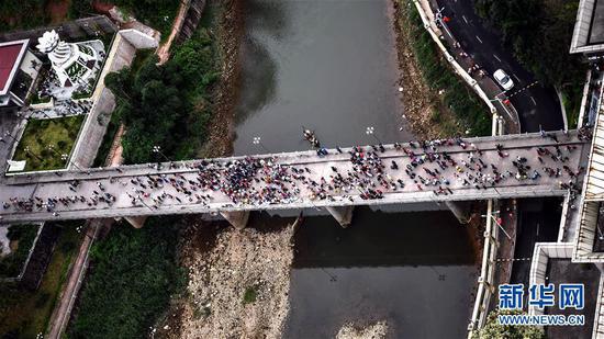 这是东兴市的北仑河大桥（4月16日摄）。 新华社记者张爱林摄