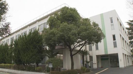 日本唯一皇孙在学校遭刀具威胁警方三天抓获嫌犯 皇孙 刀具 警方 新浪新闻 日本唯一皇孙在学校遭刀具威胁警方三天抓获嫌犯 皇孙 刀具 警方 新浪新闻