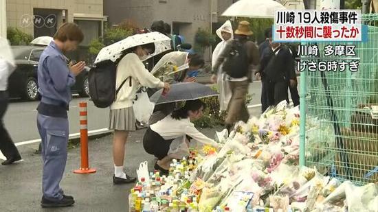 日本川崎市民众自发前往持刀伤人案事件现场悼念死者