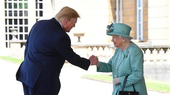 特朗普与女王“握手”，图源：路透社