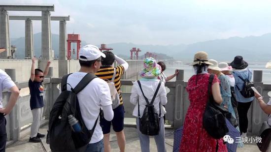 185观景平台上的游客拍摄三峡大坝 记者摄于2019年7月10日