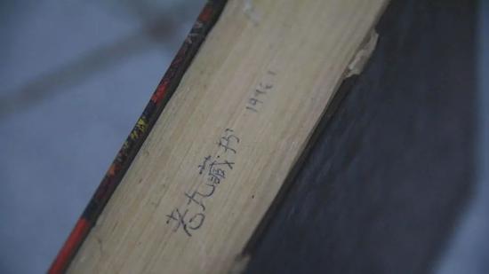 李尚平生前读过的书一直保存在姐姐李尚家家中，装了几麻布袋，书侧写有他的笔名“老九” 。新京报记者邵骁歆 摄