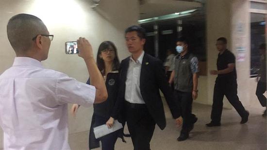 台安全部门人员走私烟品案，相关人被移送到台北地检署复讯。（图片取自台媒）