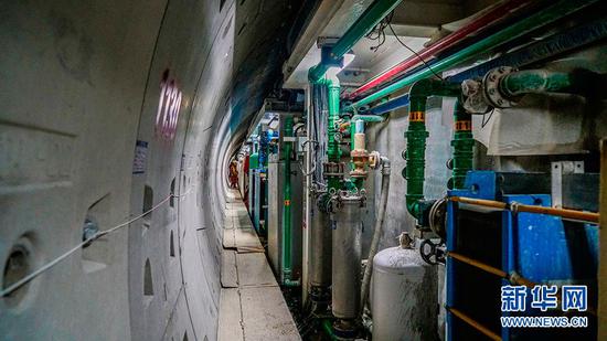 （在隧道里工作的盾构机俨然一座地下工厂，图片来源：新华社。）