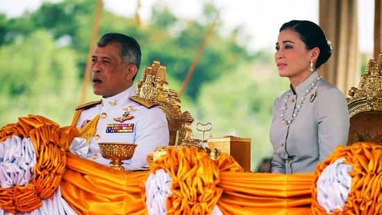 资料图：泰王拉玛十世与王后苏提达5月9日在曼谷出席一年一度的“春耕节”（路透社）