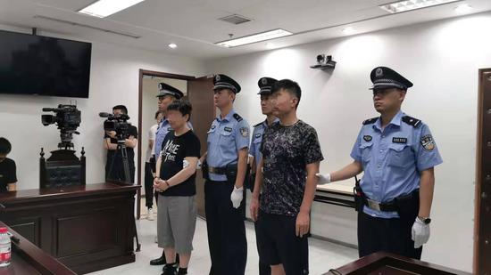 庭审现场，左一为被告人孙某甲。新京报记者 刘洋 摄