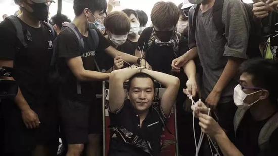 环球网赴香港特派记者付国豪双手被捆绑。