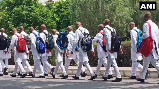 (被迫剃光头的学生。图源:ANI)