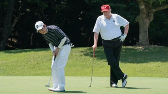 安倍（左）与特朗普一同打高尔夫球图自俄罗斯联邦新闻通讯社