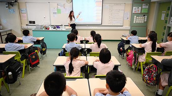 9月2日,香港教联会黄楚标私塾一间教室内,弟子正在上开学第一课。