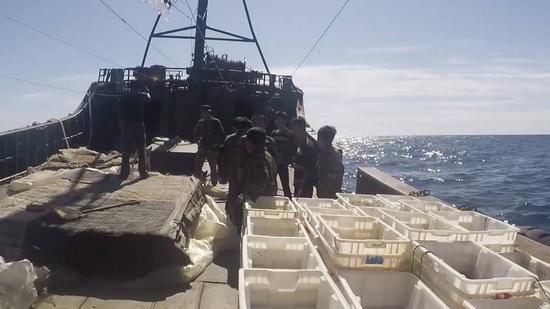 俄方边检登船逮捕朝鲜渔民 图自：塔斯社
