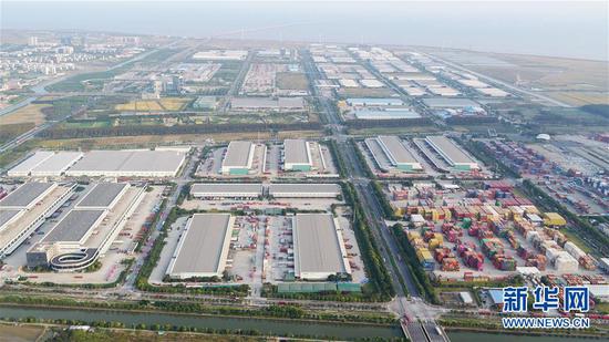 10月24日无人机拍摄的中国（上海）自由贸易试验区临港新片区一角。 新华社记者 丁汀 摄