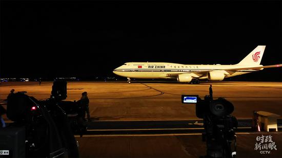 △习近平乘坐的专机抵达巴西利亚空军基地（央视记者张晓鹏拍摄）