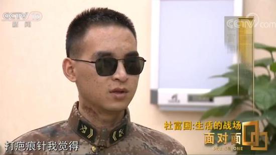 为什么要写“永远前进”?杜富国:因为我不向后