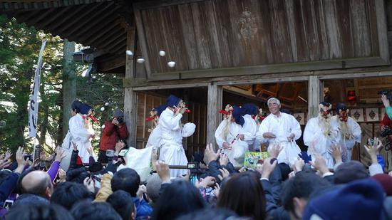 “天狗”向民众扔年糕和点心(每日新闻)