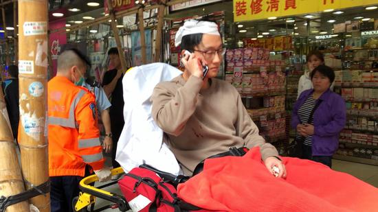 被劫匪打伤的邓姓男子