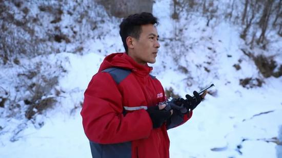 东北冬天咋送快递 快递小哥改装玩具车冰上送急